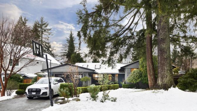 4211 Sunset Boulevard, Canyon Heights NV, North Vancouver 